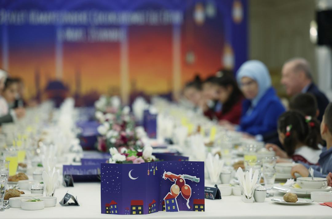 Cumhurbaşkanı Erdoğan, devlet himayesindeki &ccedil;ocuklarla iftarda bir araya geldi 4