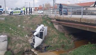 K&uuml;tahya&rsquo;da &ccedil;arpışan otomobillerden biri dereye u&ccedil;tu; 3 yaralı
