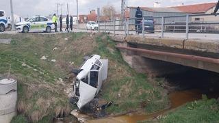 Kütahya’da çarpışan otomobillerden biri dereye uçtu; 3 yaralı