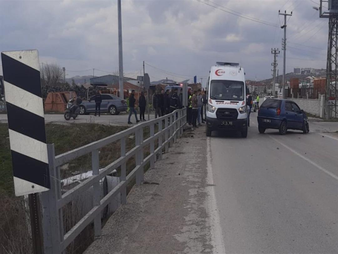 K&uuml;tahya&rsquo;da &ccedil;arpışan otomobillerden biri dereye u&ccedil;tu; 3 yaralı 1