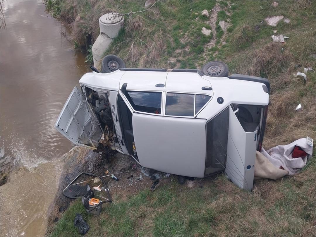 K&uuml;tahya&rsquo;da &ccedil;arpışan otomobillerden biri dereye u&ccedil;tu; 3 yaralı 2