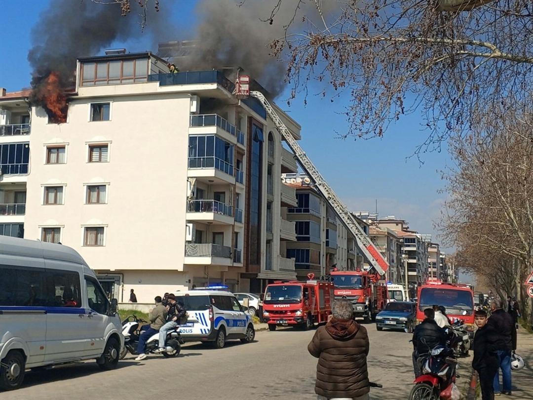 Manisa da 4 katlı binada yangın paniği 1