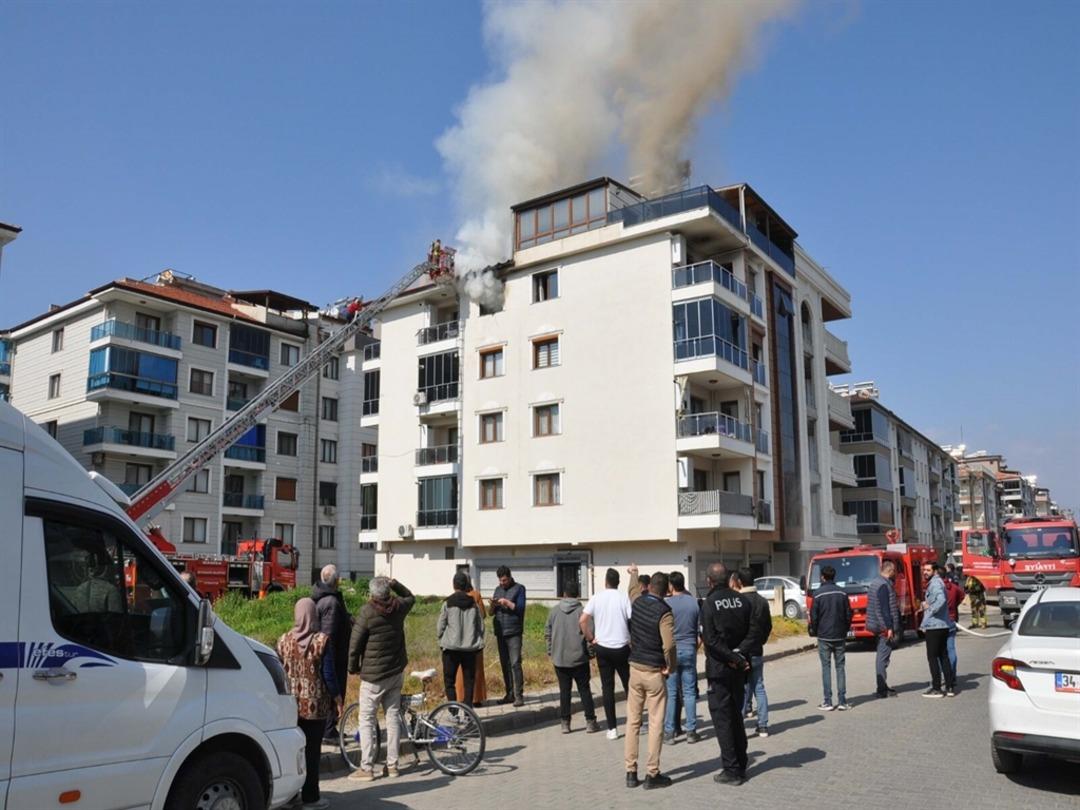 Manisa da 4 katlı binada yangın paniği 2