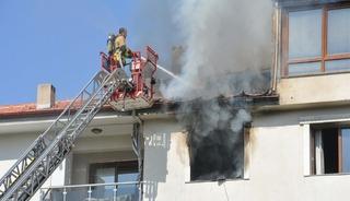 Manisa'da 4 katlı binada yangın paniği