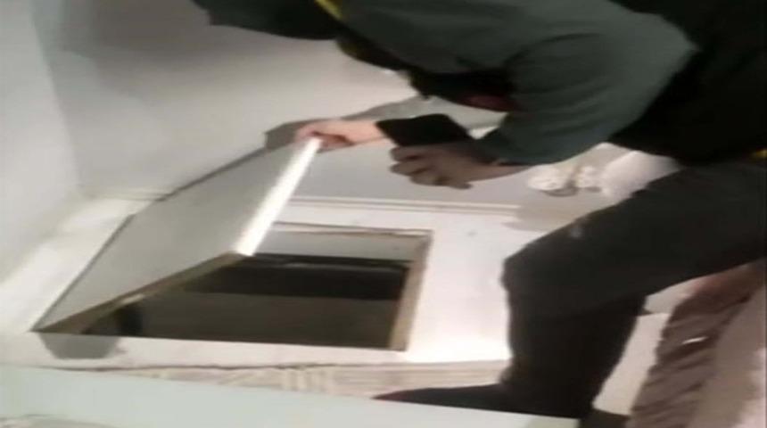 34 yıl 11 ay hapis cezasıyla aranan firari h&uuml;k&uuml;ml&uuml;, yatak altındaki gizli b&ouml;lmede yakalandı