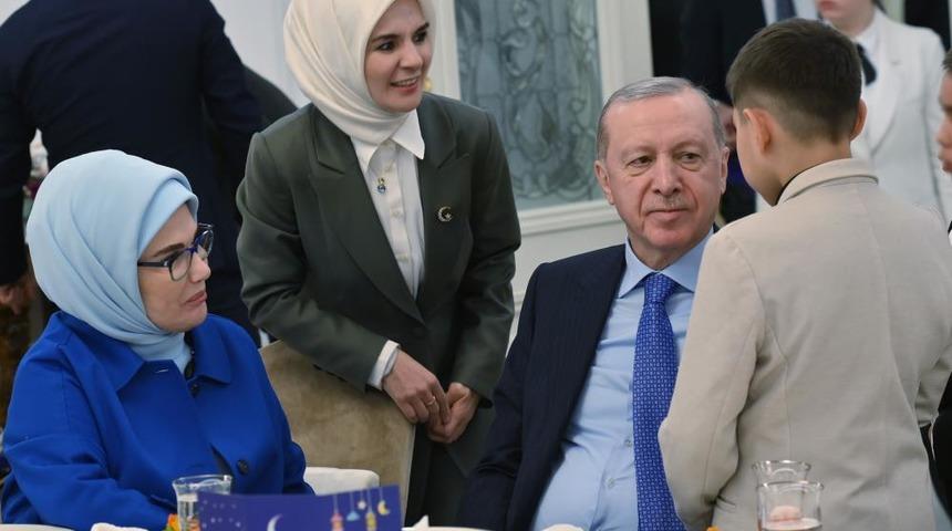 Cumhurbaşkanı Erdoğan, devlet himayesindeki &ccedil;ocuklarla g&ouml;n&uuml;l sofrasında buluştu
