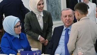 Cumhurbaşkanı Erdoğan, devlet himayesindeki çocuklarla gönül sofrasında buluştu