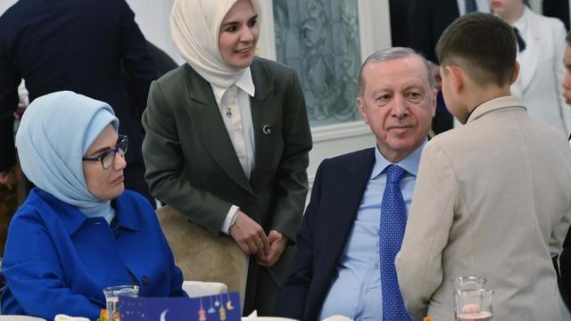 Cumhurbaşkanı Erdoğan, devlet himayesindeki çocuklarla gönül sofrasında buluştu