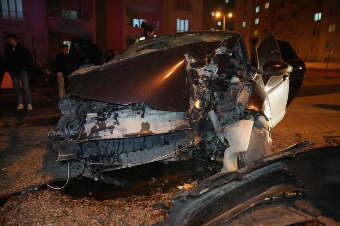 Ağaca &ccedil;arpan otomobil hurdaya d&ouml;nd&uuml;: 3 yaralı 2