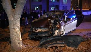Ağaca &ccedil;arpan otomobil hurdaya d&ouml;nd&uuml;: 3 yaralı