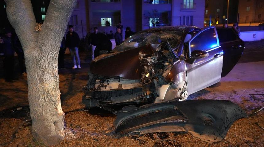 Ağaca &ccedil;arpan otomobil hurdaya d&ouml;nd&uuml;: 3 yaralı