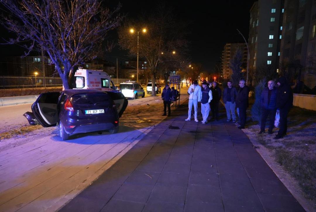 Ağaca &ccedil;arpan otomobil hurdaya d&ouml;nd&uuml;: 3 yaralı 1