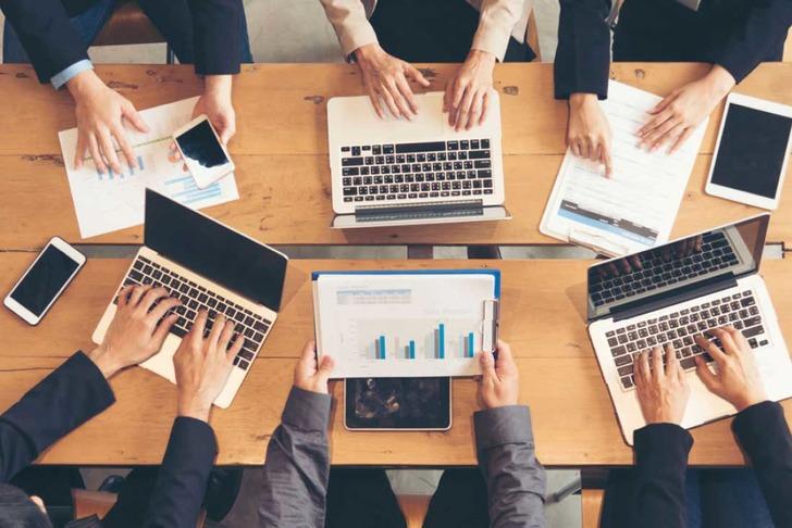 Pazartesi sabahı işe gelir gelmez ilk ne yaparsın?