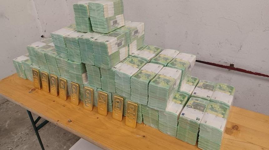 Macaristan&ndash;Ukrayna hattında kriz! Zırhlı ara&ccedil;tan milyonlarca euro, dolar ve kilolarca altın &ccedil;ıktı