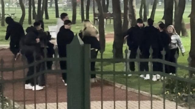 Lise öğrencilerinin tekmeli yumruklu kavgası: Seni mermi manyağı yapacağım