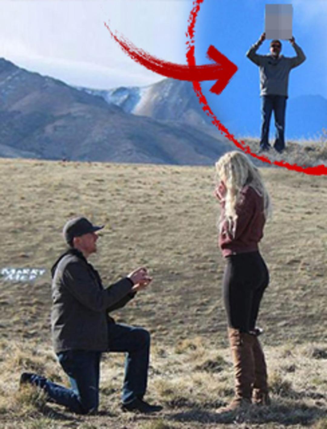 Kızına evlilik teklif edilirken bakın o pankartla ne yaptı