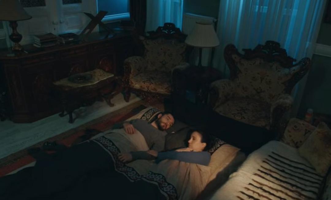 Kızılcık Şerbeti nde Nursema ile İlhami&rsquo;nin ilk gecesi g&uuml;ndem oldu!  Yatak  sahnesine yorum yağdı 3