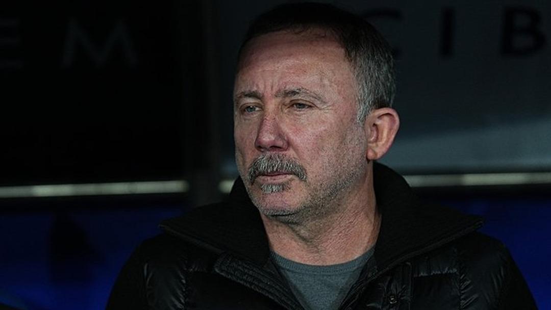 Dolmabah&ccedil;e de dev d&uuml;ello! T&uuml;m oyuncular tek tek uyarıldı: "11 kişi oyna orta sahayı bırakma" 1