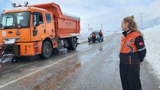 Karayollarına kadın eli: En zor şartlarda sahada