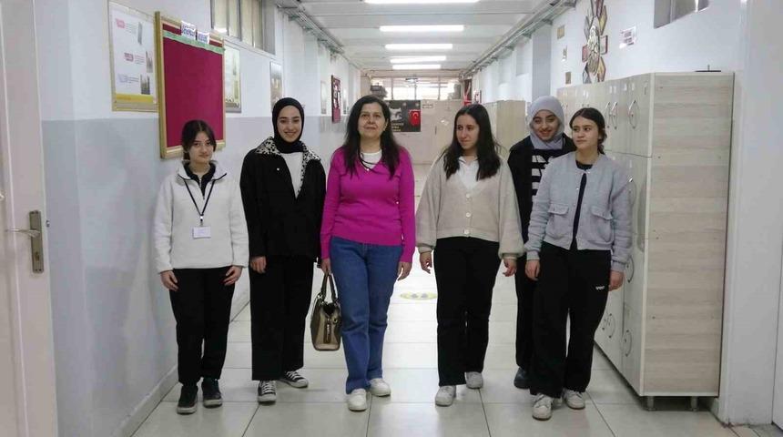 Mezun olduğu lisede 30 yıldır &ouml;ğretmenlik yapıyor