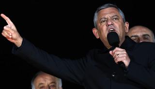 &Ouml;zg&uuml;r &Ouml;zel, Tanju &Ouml;zcan hakkındaki iddiaları a&ccedil;ıkladı: &lsquo;Parayı buradan almış&rsquo;