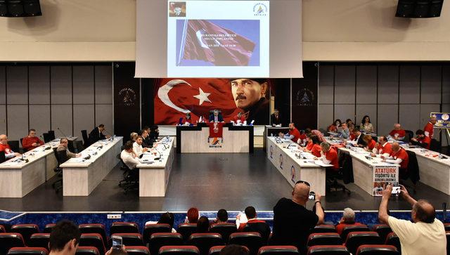 Belediye meclisine Atatürk tişörtleriyle katıldılar