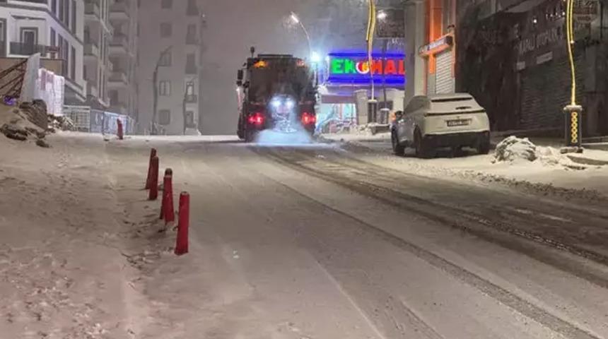 Van'da 143 yerleşim yerinin yolu kardan kapandı