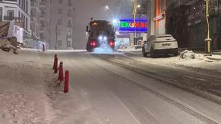Van'da 143 yerleşim yerinin yolu kardan kapandı