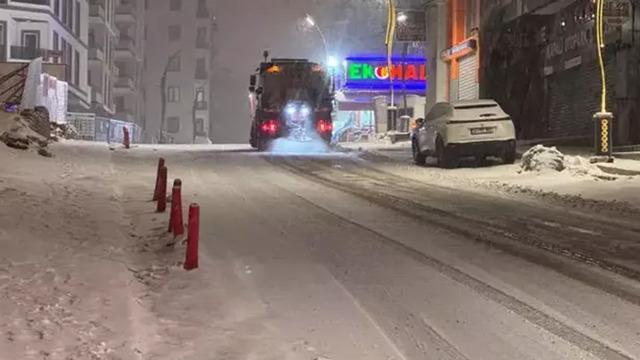 Van'da 143 yerleşim yerinin yolu kardan kapandı