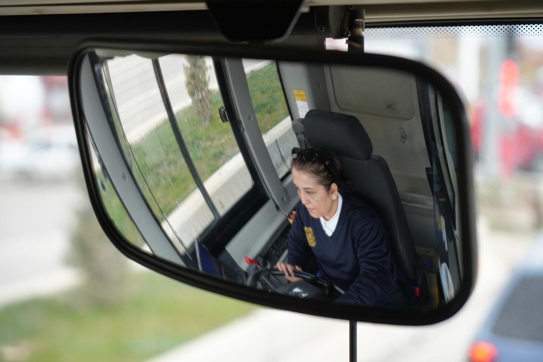 Artık sadece erkek işi değil! Şehrin ilk kadın otob&uuml;s şof&ouml;r&uuml; oldu: Hayaliydi, başardı 4