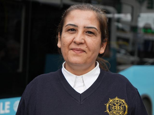 Şehrin ilk kadın otob&uuml;s şof&ouml;r&uuml;: Hayaliydi, başardı!