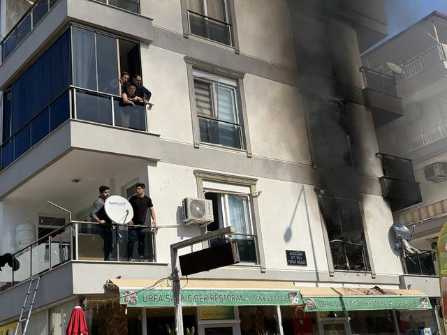 Antalya da yangında mahsur kalanlar kurtarıldı 1