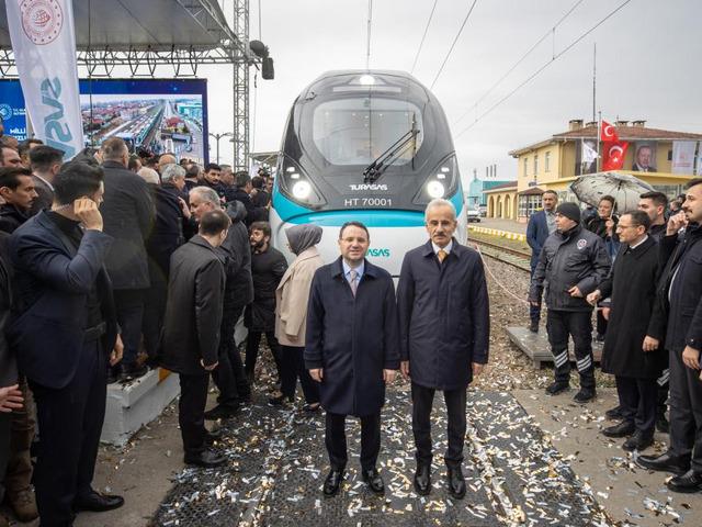 T&uuml;rkiye'nin ilk yerli ve milli hızlı treni raylara indi! Yol testleri başladı