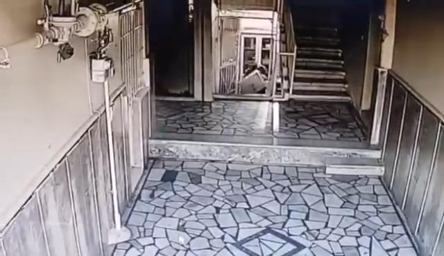 Hırsızlık yaparken kamerayı fark edince vazge&ccedil;ti 8