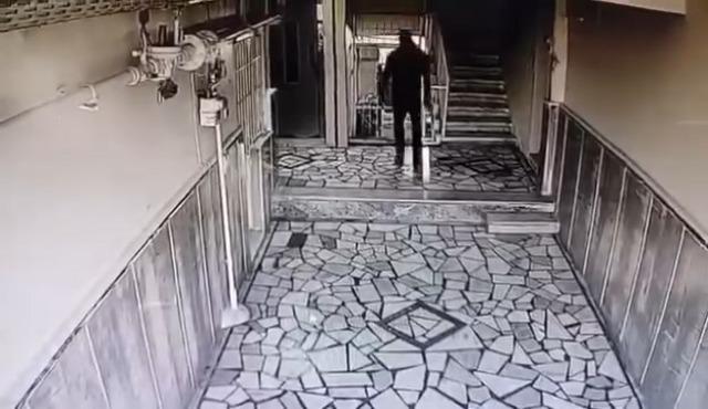 Hırsızlık yaparken kamerayı fark edince vazge&ccedil;ti 5