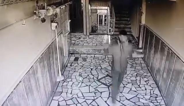 Hırsızlık yaparken kamerayı fark edince vazge&ccedil;ti 4