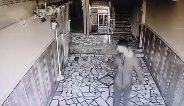 Hırsızlık yaparken kamerayı fark edince vazge&ccedil;ti 3