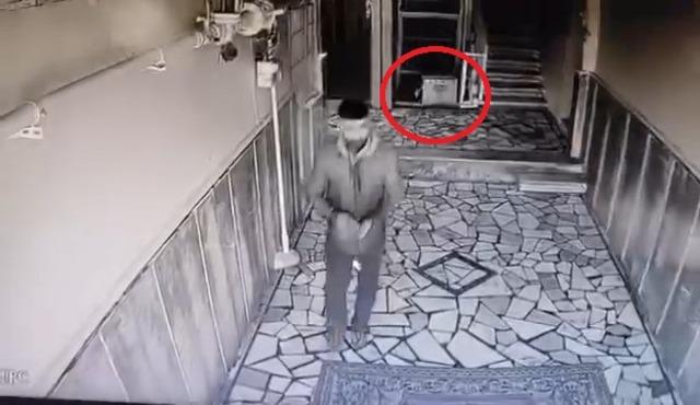 Hırsızlık yaparken kamerayı fark edince vazge&ccedil;ti 1