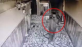 Hırsızlık yaparken kamerayı fark edince vazge&ccedil;ti