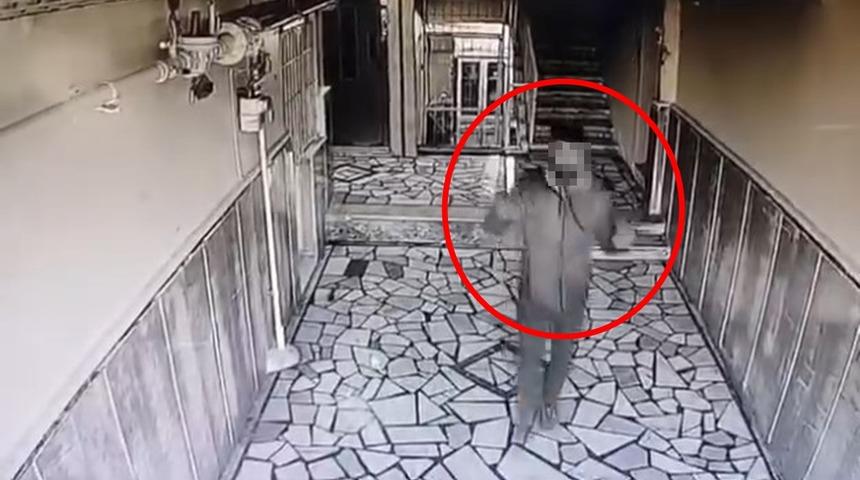 Hırsızlık yaparken kamerayı fark edince vazge&ccedil;ti