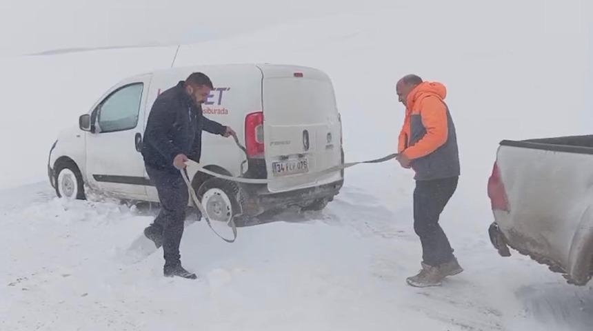 Kar yağışı hayatı fel&ccedil; etti: Yollar kapandı, s&uuml;r&uuml;c&uuml;ler mahsur kaldı!