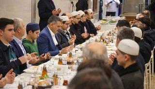 İ&ccedil;işleri Bakanı Mustafa &Ccedil;ift&ccedil;i, Kur&rsquo;an kursu &ouml;ğrencileriyle sahur yaptı