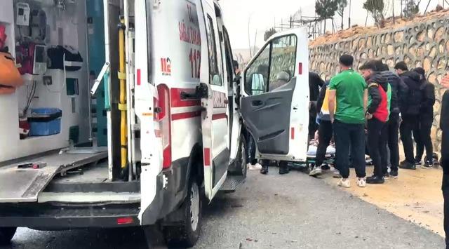 Batman da ref&uuml;je &ccedil;arpan otomobil yandı; 2 yaralı 6