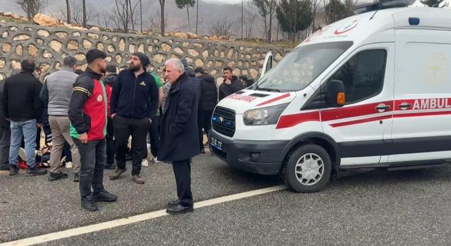 Batman da ref&uuml;je &ccedil;arpan otomobil yandı; 2 yaralı 5