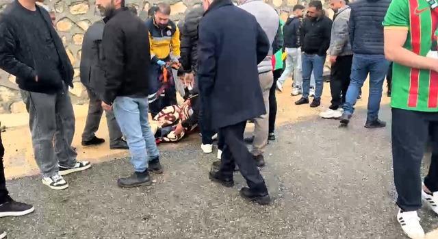 Batman da ref&uuml;je &ccedil;arpan otomobil yandı; 2 yaralı 4