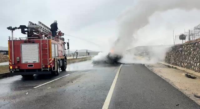 Batman da ref&uuml;je &ccedil;arpan otomobil yandı; 2 yaralı 3