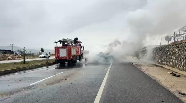 Batman da ref&uuml;je &ccedil;arpan otomobil yandı; 2 yaralı 2