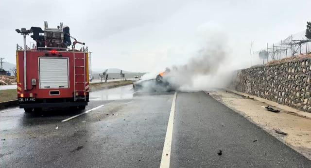 Batman da ref&uuml;je &ccedil;arpan otomobil yandı; 2 yaralı 1