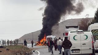 Batman'da refüje çarpan otomobil yandı; 2 yaralı