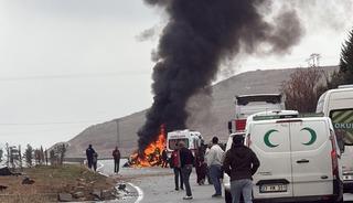 Batman'da ref&uuml;je &ccedil;arpan otomobil yandı; 2 yaralı